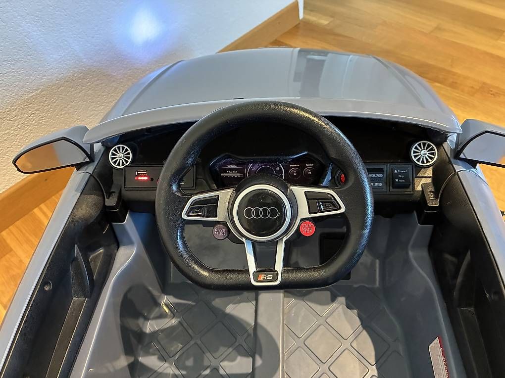 Veicoli per bambini: Kinderauto - Elektrisches Auto "Audi TTRS" - Lizenziert – Usato da Schenkon venduto da Julialuzern 3