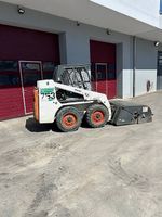 Bobcat 753 mit Kehrbesen, Palettengabeln + Schaufel