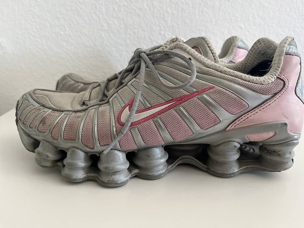 Scarpe da uomo: Nike Shox pink  – Usato da Muri b. Bern venduto da Merliner01