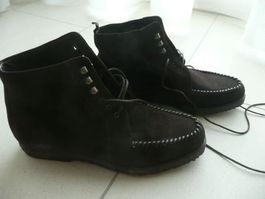Neue braune Stiefeletten aus Wildleder