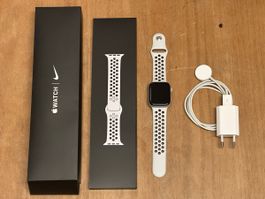Apple Watch Nike SE 44mm Silber Alu, sehr guter Zustand