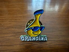 Orangina Pin Anstecknadel gelb blau gebraucht Zustand