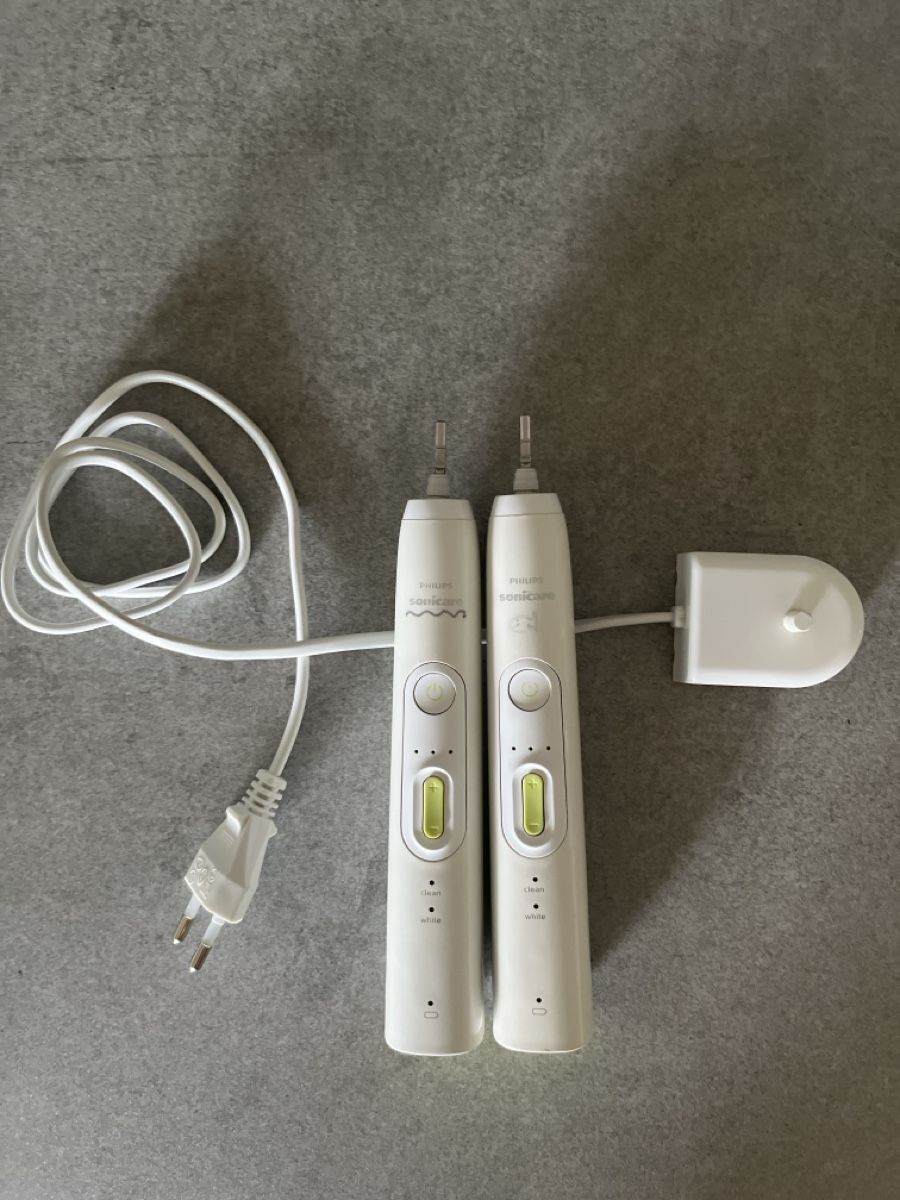 Philips Sonicare Zahnpflege: 2 Philips Sonicare Zahnbürste – Gebraucht aus Zollikerberg von mrj02