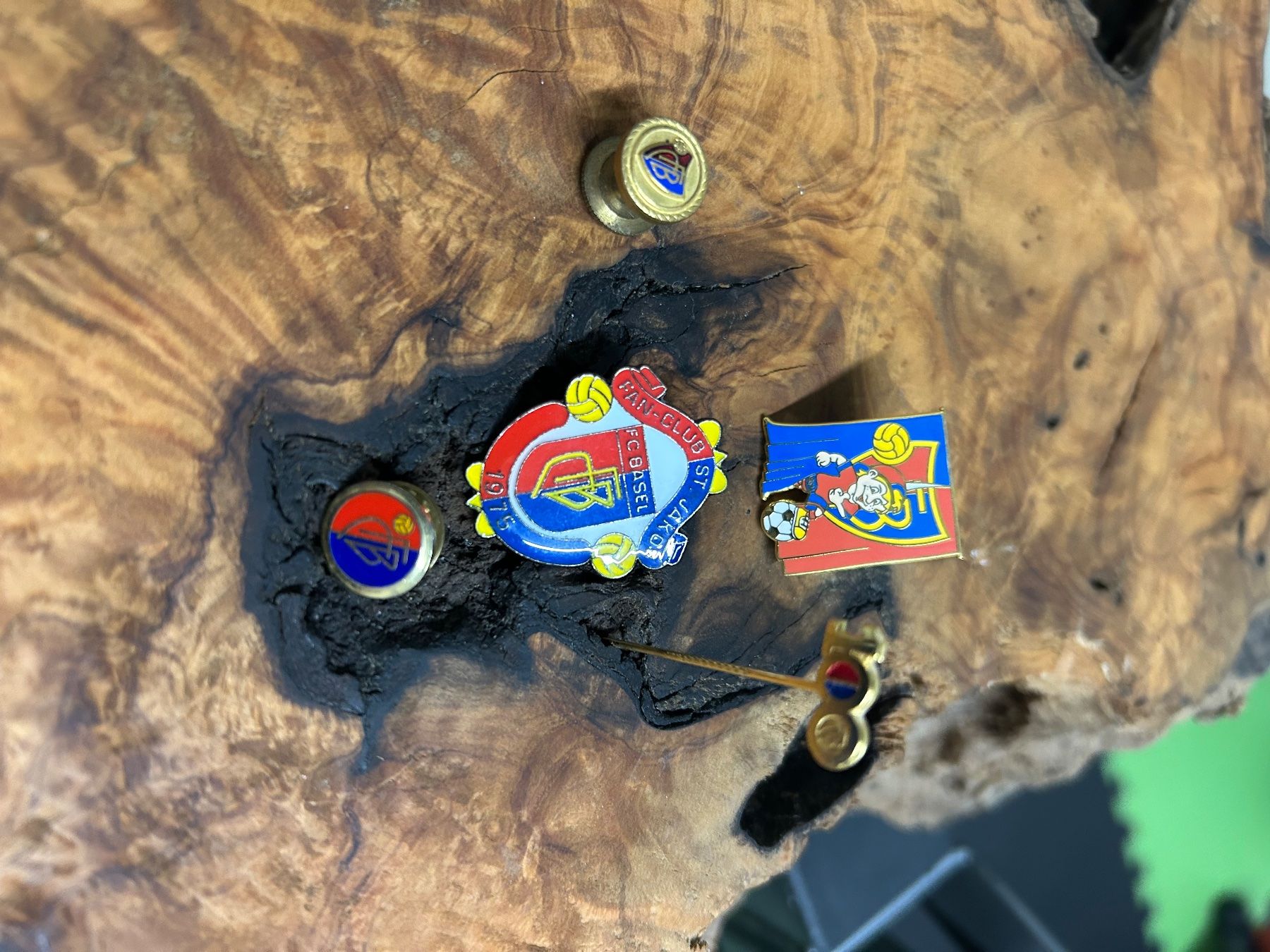 FC Basel Placchette & Badge: Fc Basel Pins 4Stk plus 1 Nadel 100jahre – Nuovo (secondo la descrizione) da Allschwil venduto da Haffelow 2