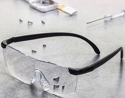 Vergrösserungsbrille auf 160% der nomalen Grösse