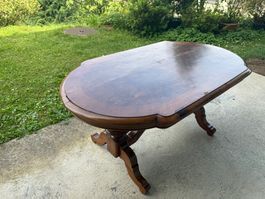 Tavolo antico in legno di noce con intarsi, da restaurare...