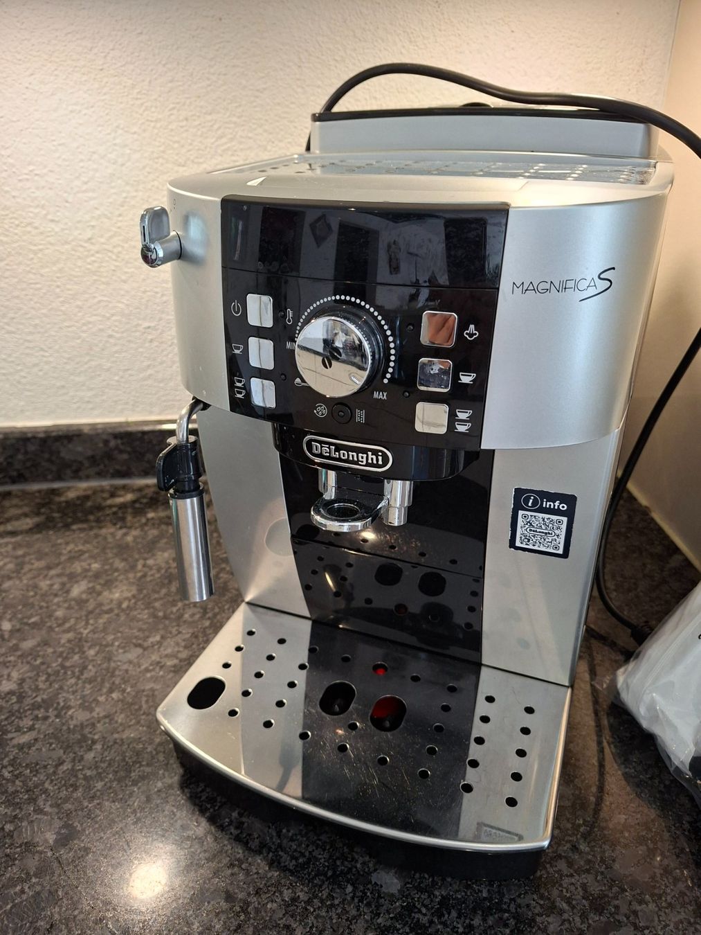 De'Longhi Macchine per caffè & Macchine per espresso: DeLonghi MagnificaS Kaffeevollautomat silber – Usato da Olten venduto da Mezopotamya 2