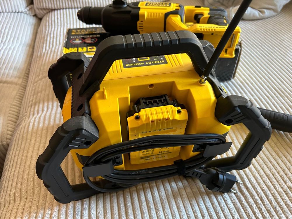 STANLEY FATMAX FMCD900B Bohrhammer und Radio Ladegerat SDS Kaufen auf Ricardo