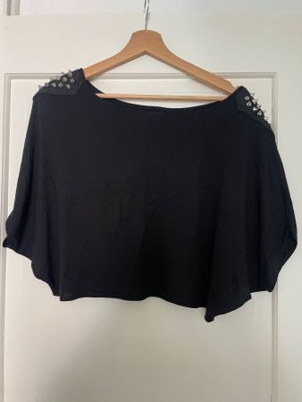 Kurzes Shirt mit Nieten an den Schultern, Gr M