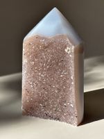 Achat Monolith Turm mit rosa Druse, Bänderung Kristalle