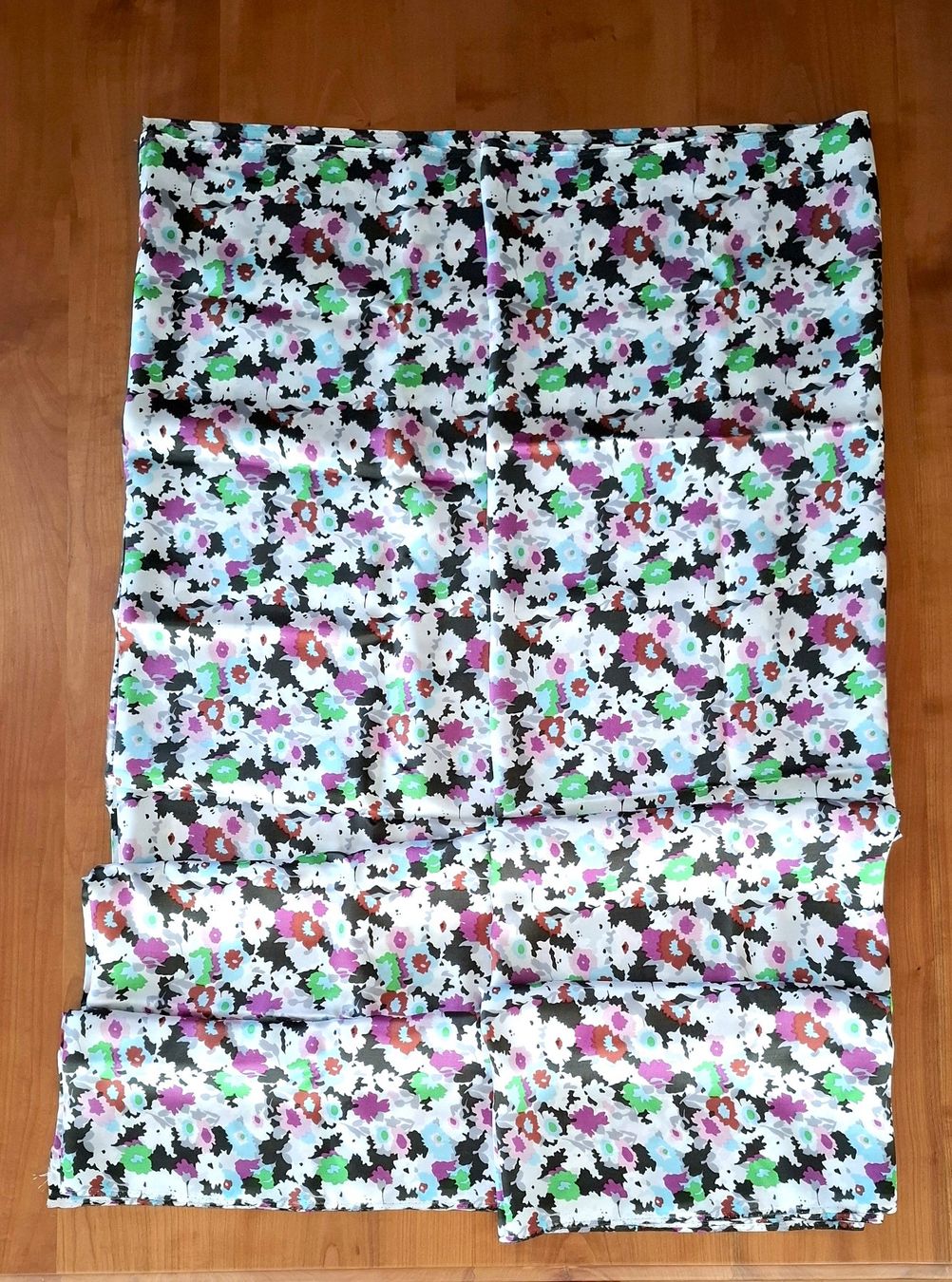Tessuti: SEIDENSTOFF MIT BLUMENMUSTER, 400 x 110 CM – Usato da Grüningen venduto da Kartensammler