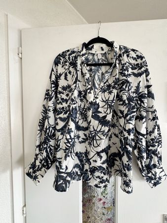 Chemisier H&M à motifs floraux bleus, taille M - Parfait!