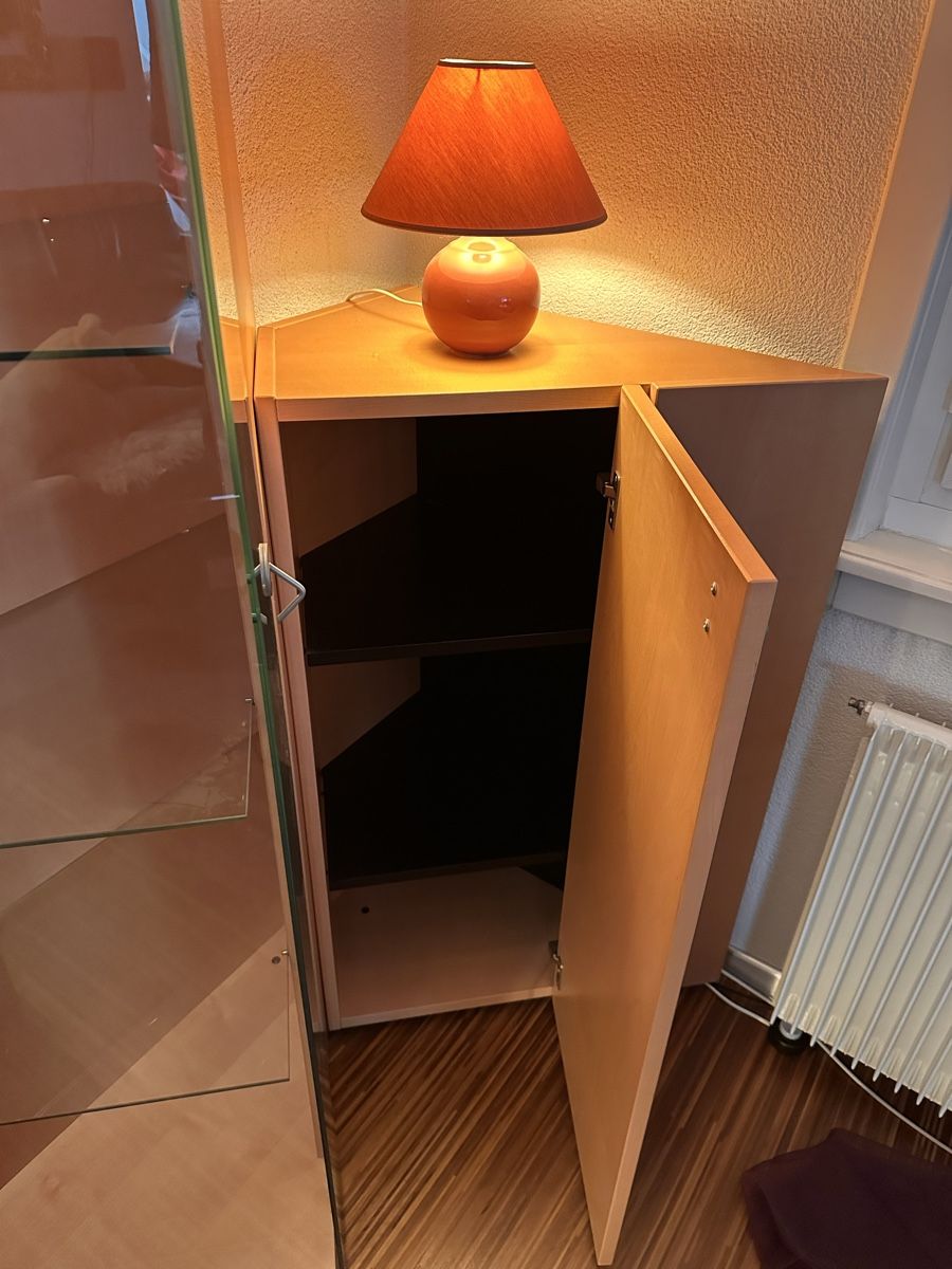 Vitrinen: Vitrinenschrank mit Eckteil und Beleuchtung Bucheoptik – Gebraucht aus Ittigen von Carleu 4