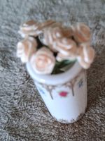 Herziges Väseli aus Porzellan mit Blumen fürs Puppenhaus