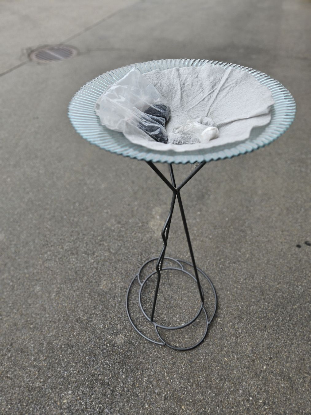 Autres articles pour la maison: Ständer mit Glasschale.  – D'occasion à Aesch par YaVi7880
