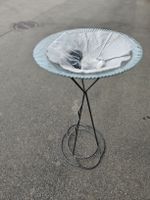 Ständer mit Glasschale. 