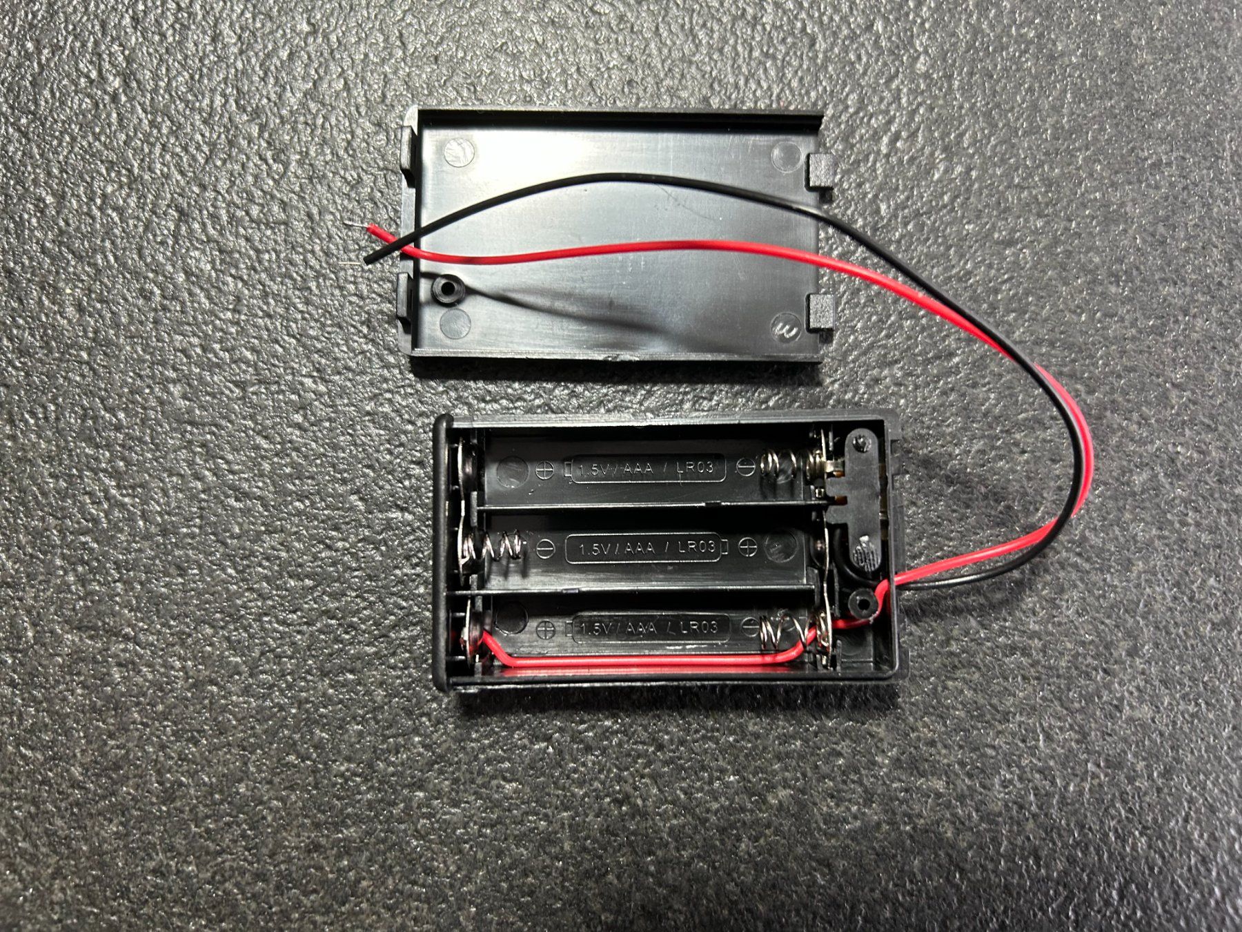 Componenti elettronici: Batteriehalter Batteriebox 3x AAA mit Kabel und Schalter – Nuovo e nell'imballaggio originale da Root venduto da Mpcshop 2