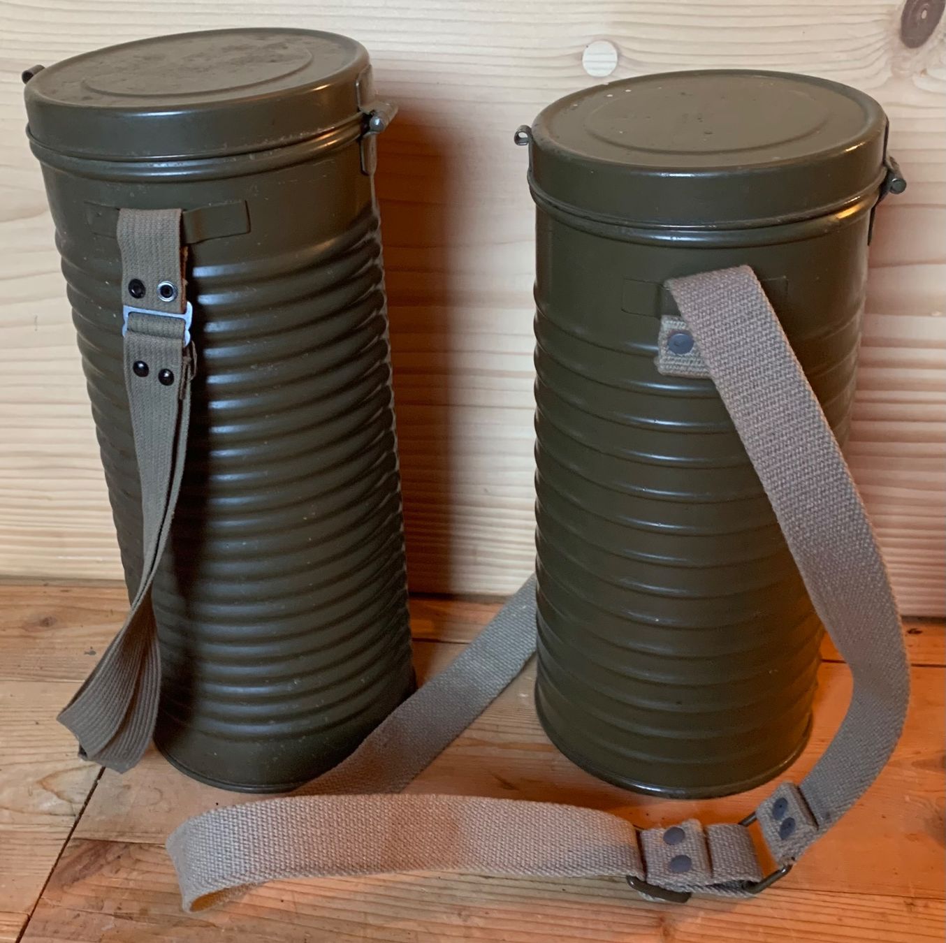 Armée suisse Sacs: 2 unterschiedliche Gasmasken-Büchsen – D'occasion à Goldingen par Bergler012 2