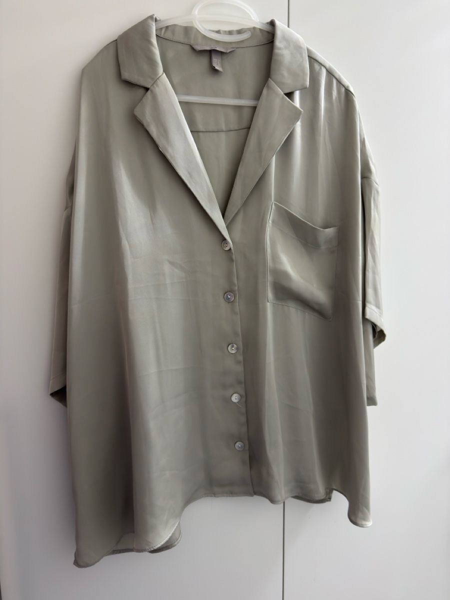 Blusen: Chemise satinée verte – Gebraucht aus Saxon von M.Tania