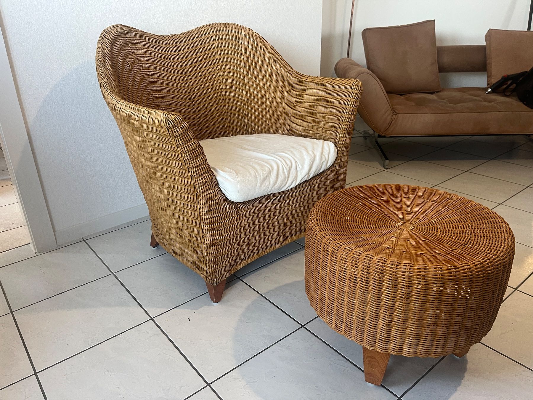 Sessel: Rattan-Sessel mit passendem Hocker – Gebraucht aus Neuchâtel von DieterBuri