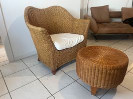 Rattan-Sessel mit passendem Hocker