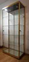 Neuwertige Vitrine. Glas Metal, gold mit Licht.