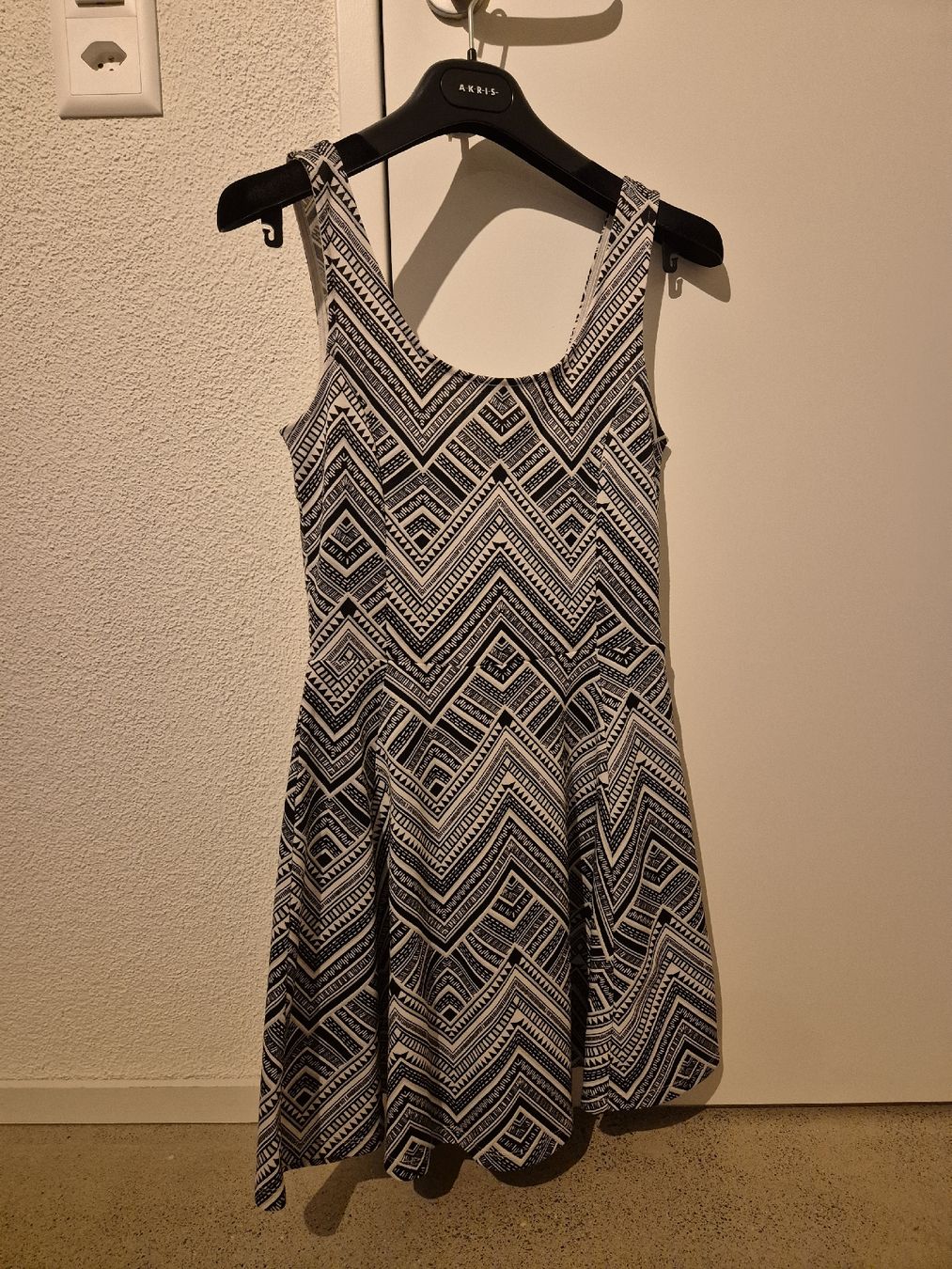 H&M Vestiti: Kleid mit Aztek-Muster – Usato da Schlieren venduto da nat_76vd