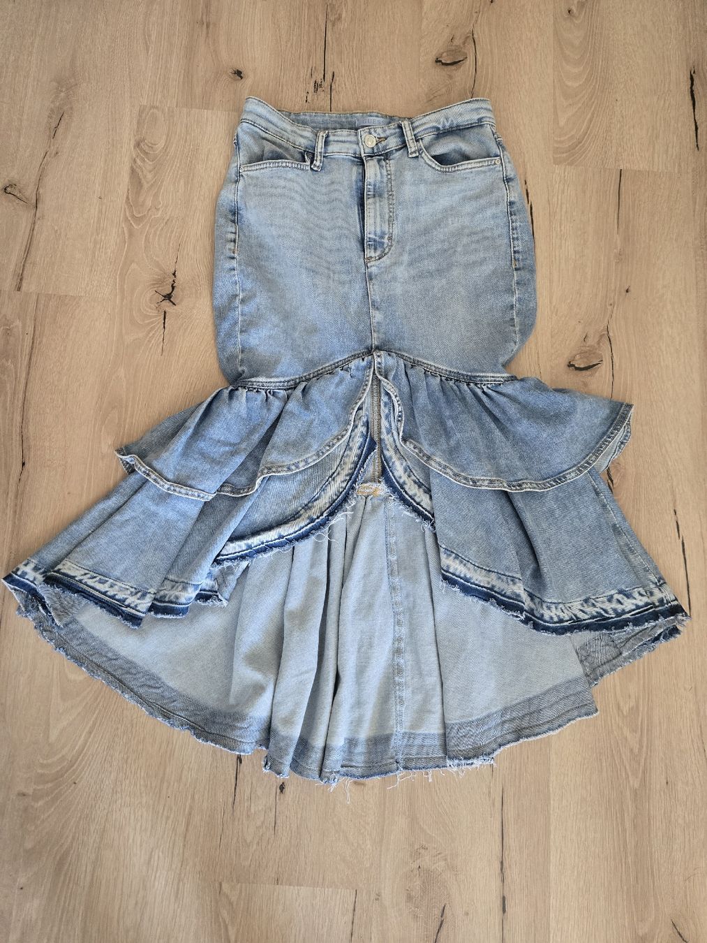 Guess Jupes: Guess Damenrock Grösse 28  Ruffled – Neuf (Voir description) à Werthenstein par Icebaby13 2