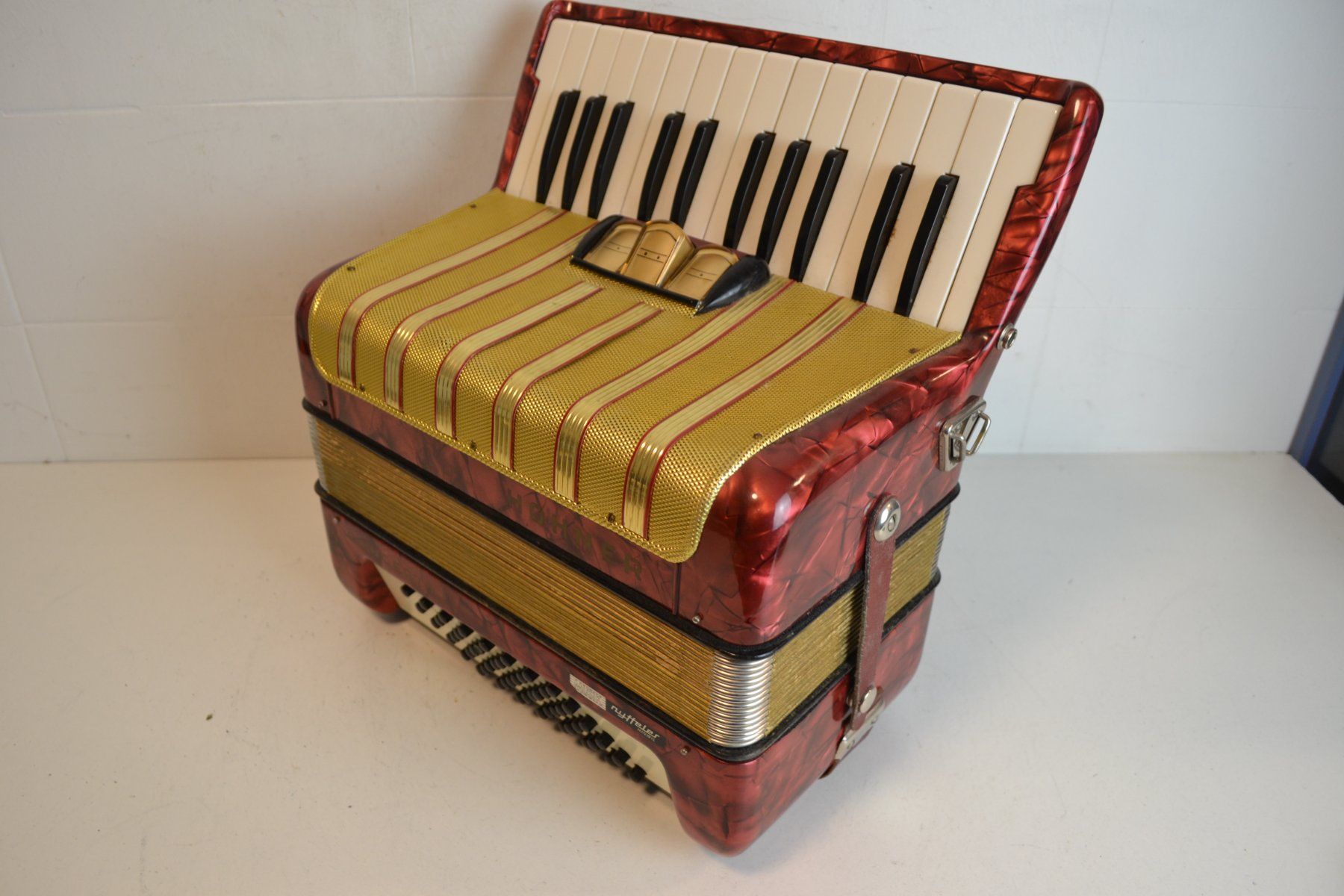 Hohner Musikinstrumente: Akkordeon chromatisch Hohner Concerto I – Gebraucht aus Zürich von Brockito 2