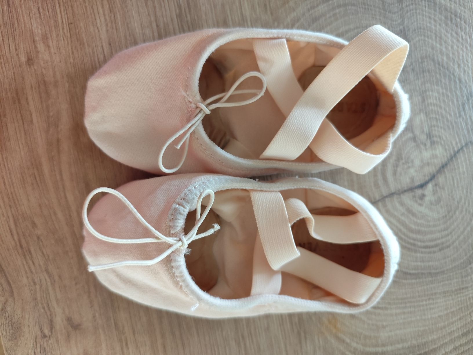 Schuhe für Mädchen: Ballettschuhe 27 – Gebraucht aus Lyss von sch_fw55