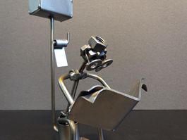 Schraubenmännchen Mann mit Zeitung auf Toilette - Hinz Kunst