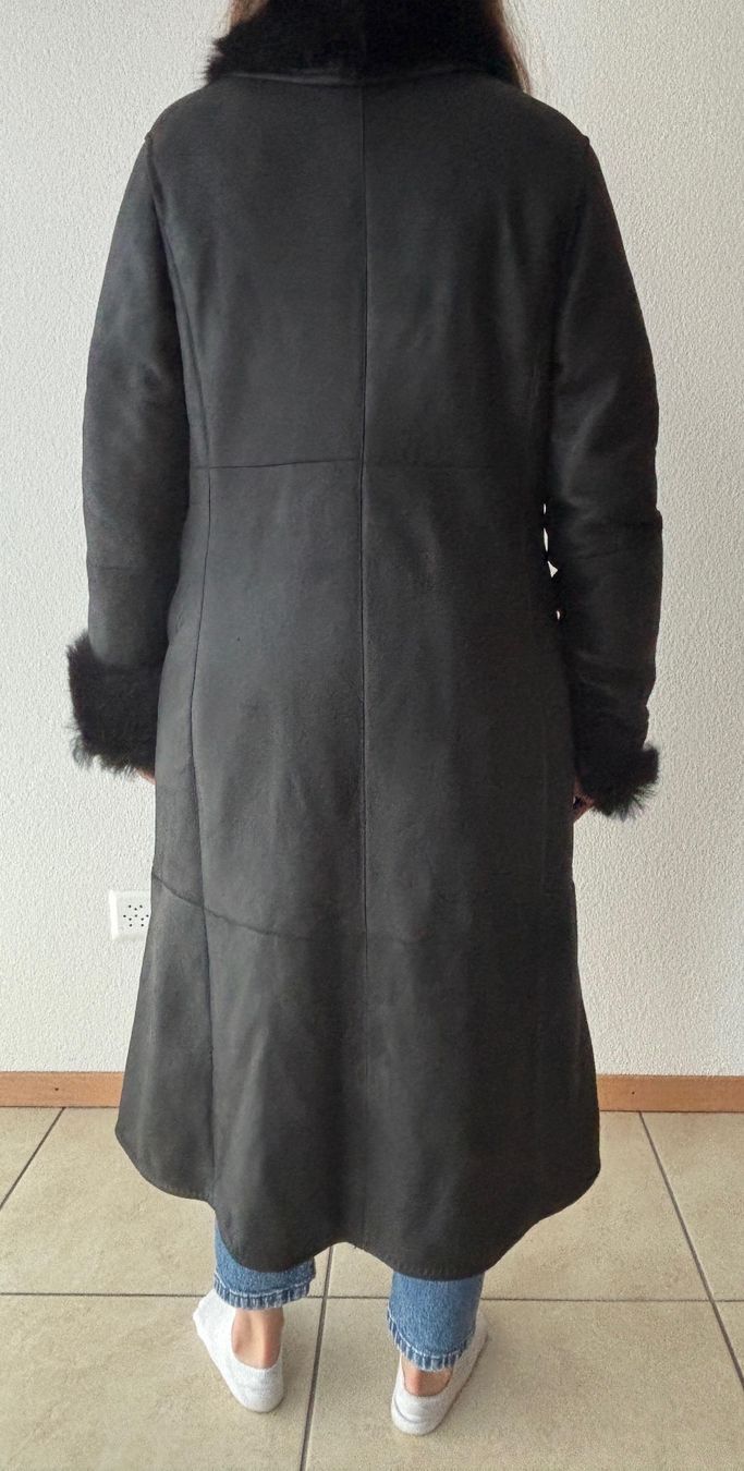Max Mara Cappotti: Manteau Max Mara noir en fourrure – Usato da Fribourg venduto da Vinhell 6