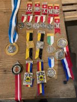 LOT 21 Stück Abzeichen/Medaillen diverser Schützen Anlässe