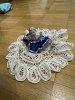 Bambola con centrino pizzo bianco decorato
