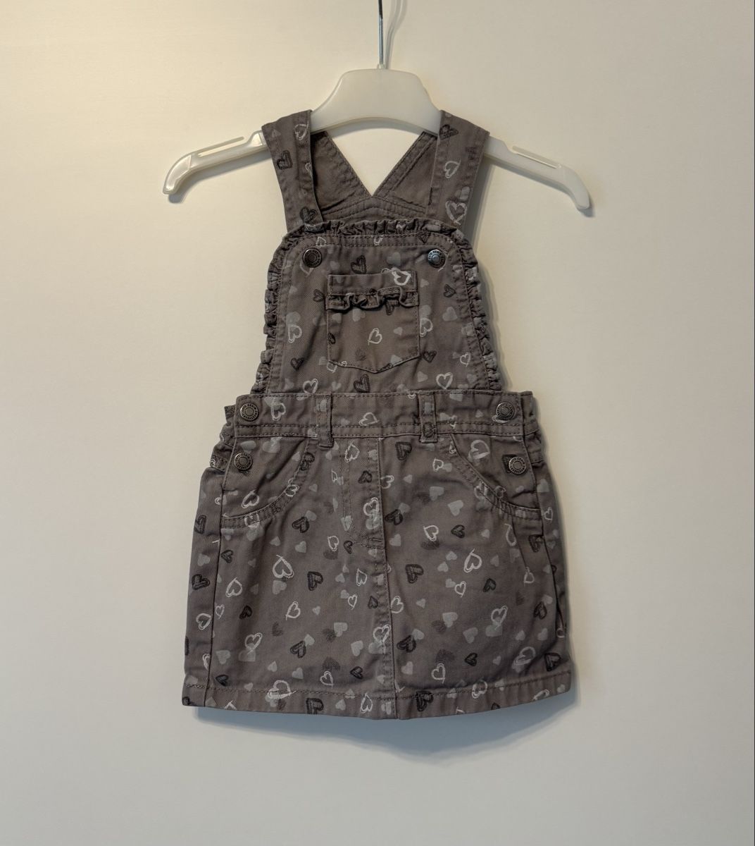 Vestiti & Gonne: Latzkleid mit Herzmuster Gr. 92  – Usato da Flumenthal venduto da Krajan
