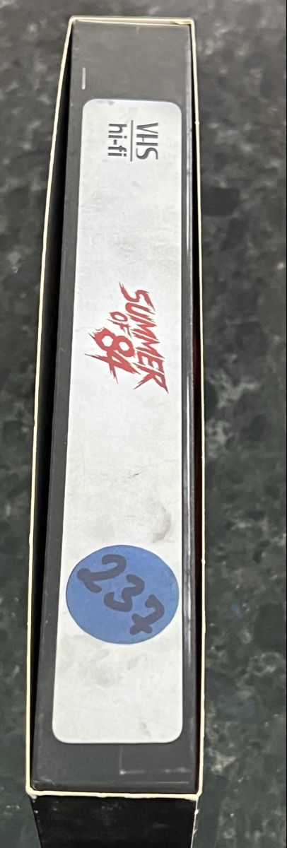 Tutti i DVDs: Summer of 84 VHS Edition – Nuovo (secondo la descrizione) da Buckten venduto da Dominoluna 3