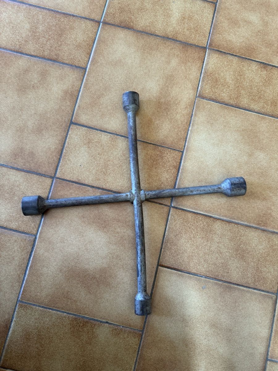 Tutti gli attrezzi: Croix clef de démontage de roue voiture – Usato da Veyrier venduto da kimedovapa