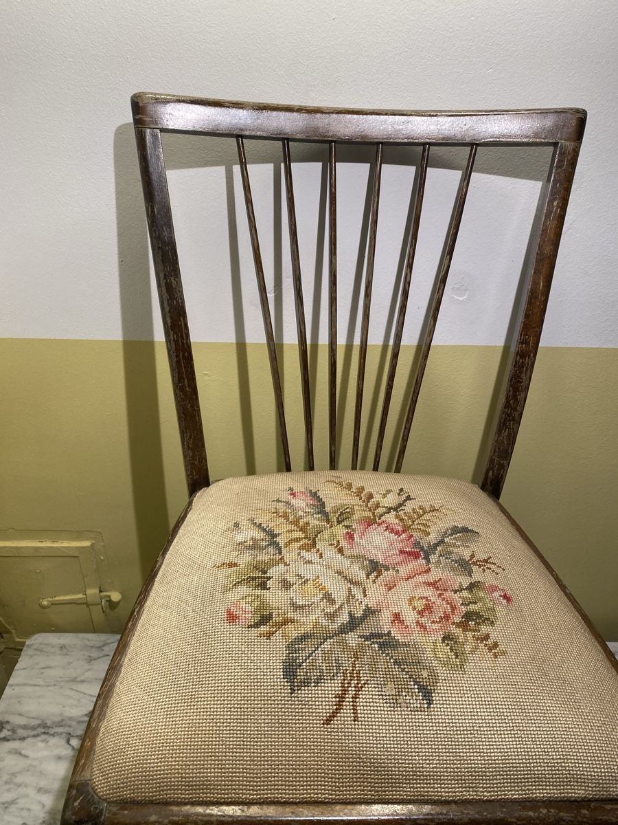 Chaises: Vintage Holzstuhl mit gesticktem Rosenmuster – D'occasion à Zürich par henihan 1