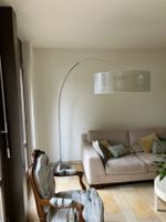 Lampadaire avec arc pivotant