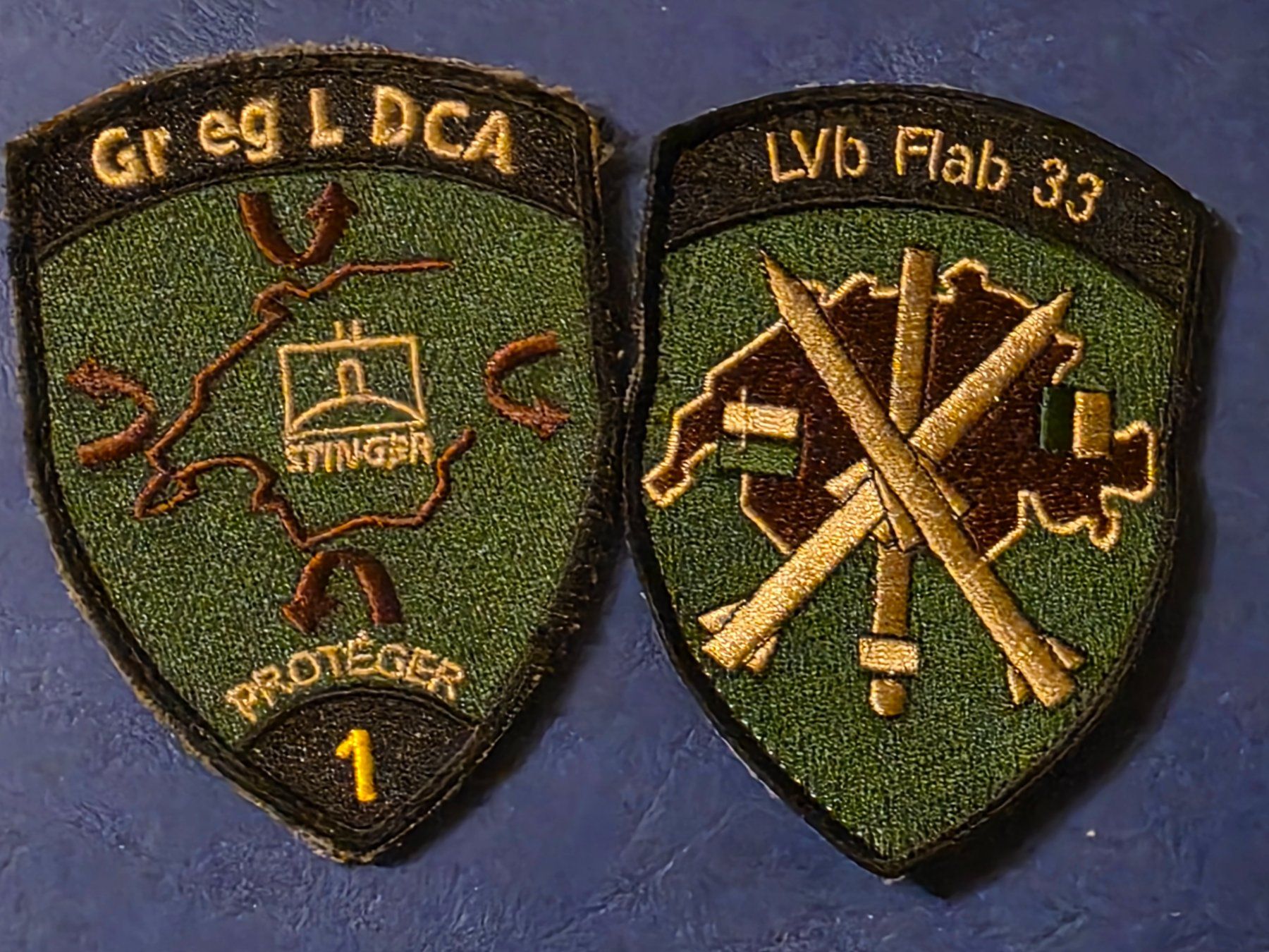 Schweizer Armee Placchette & Badge: 2 Badges DCA KLETT Originaux L Flab 33 – Usato da Prangins venduto da AdjEM08