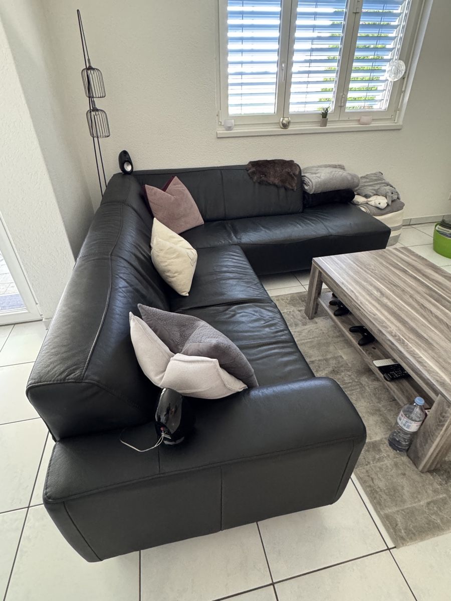 Sofas: Schwarzes Ecksofa aus Echtleder – D'occasion à Oberbuchsiten par Roempe 2