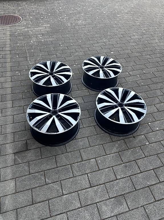 Volkswagen Cerchioni: 4 Alufelgen 8Jx20 – Usato da Kerzers venduto da Tuner_92