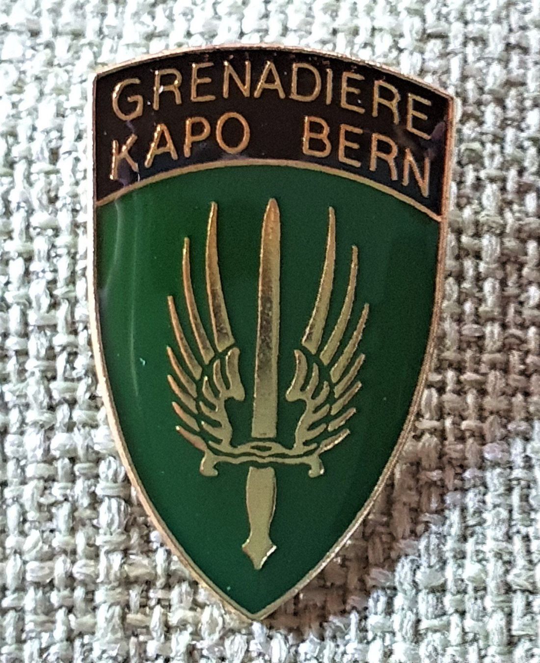 Plaketten & Abzeichen: E261 - Pin Grenadiere KAPO Polizei Bern – Gebraucht aus Reinach BL von Boston-Verkauf