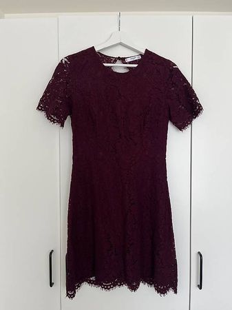 Schönes weinrotes Spitzenkleid - kaum getragen!
