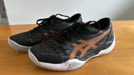 Hallenschuhe / Turnschuhe Asics / Gr. 39