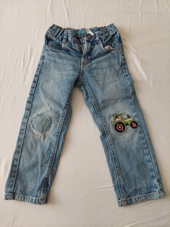 Jeans 104 mit Flicken an beiden Knien
