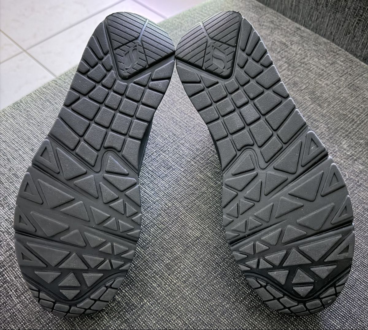 Canestri da basket: Baskets Skechers taille 40 comme neuves – Nuovo (secondo la descrizione) da Courgevaux venduto da auxtrouvailles 1