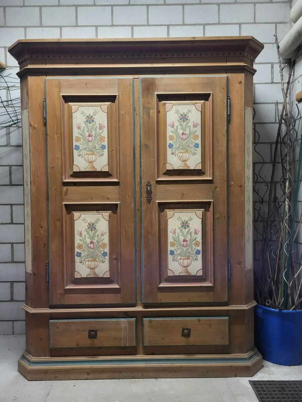 Armadi: Schöner Bauernschrank antik-Stil bemalt – Usato da Rheinsulz venduto da tibou02