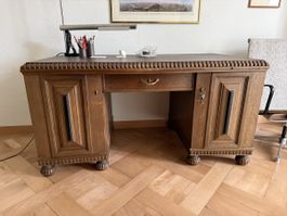 Toller Schreibtisch aus Massivholz