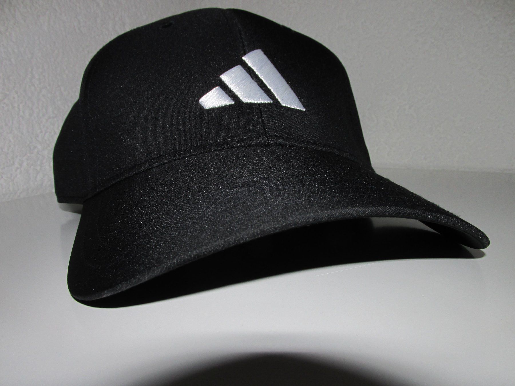 Sonstige Kleidung & Accessoires: Schwarze Adidas Cap, neu mit Etikett - perfekte Passform! – Neu und originalverpackt aus Aeschau von Nianho
